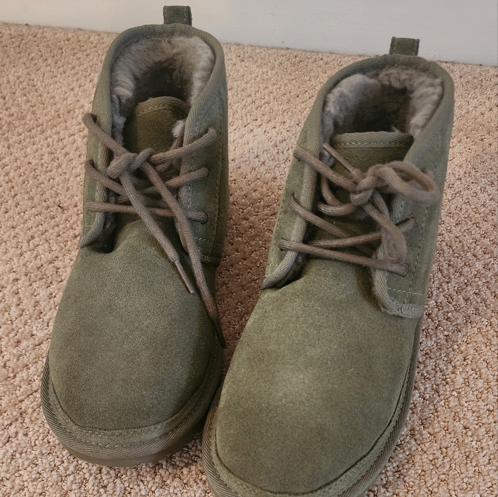 Ugg Neumel size kids 6 or women 7-7.5